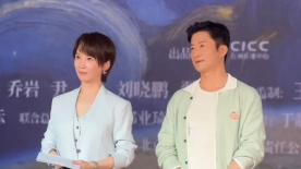 女服务员挠脚心vk